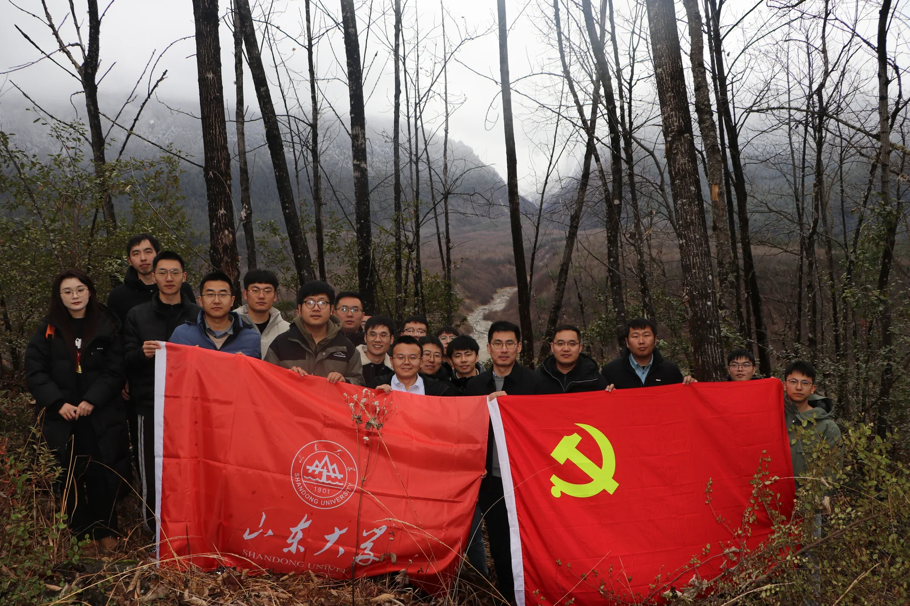团队在山林间合影